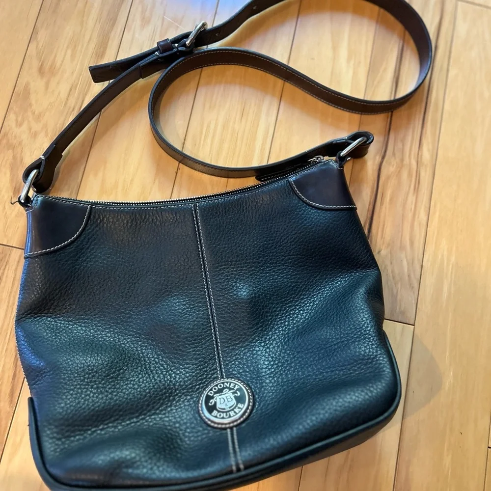 Dooney & Bourke classic dooney